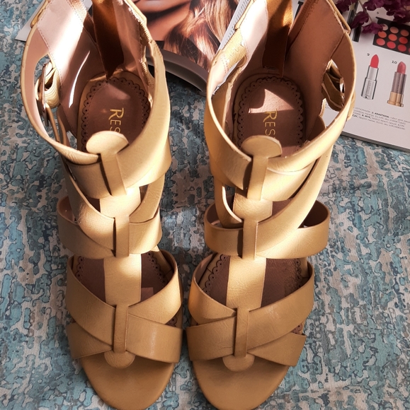 RESTRICTED Adora Sandal - Picture 3 of 11